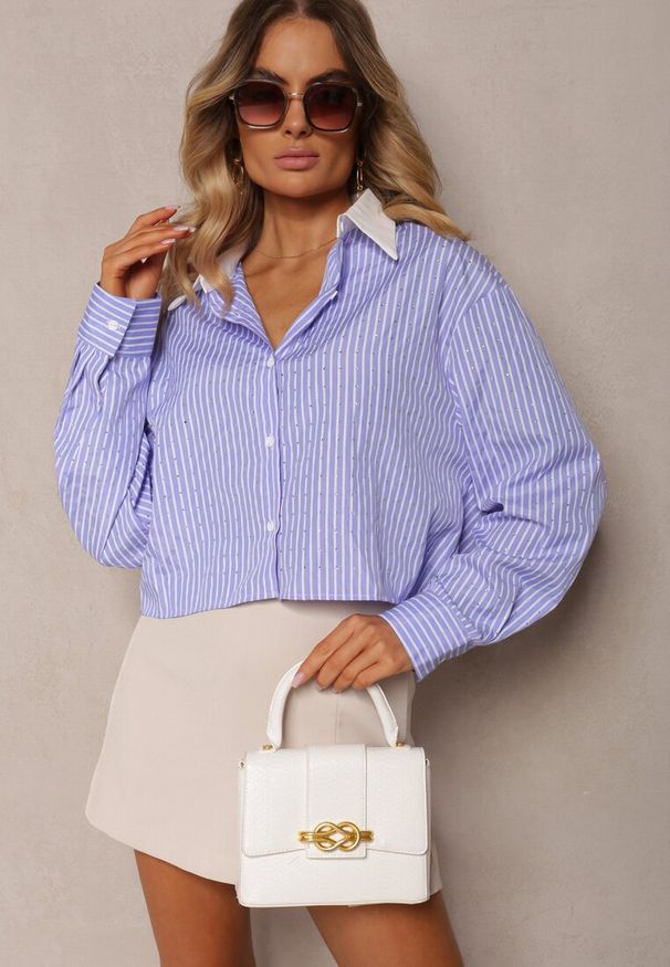 Renee - Niebieska Koszula o Klasycznym Kroju w Paski z Kieszeniami Cyrkoniami i Dłuższym Tyłem Anadrea. Okazja: do pracy, na co dzień, na spotkanie biznesowe. Kolor: niebieski. Materiał: jeans. Długość rękawa: długi rękaw. Długość: długie. Wzór: paski. Styl: klasyczny