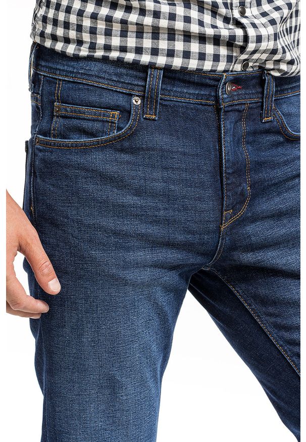 Mustang - MUSTANG VEGAS MĘSKIE SPODNIE JEANSOWE DENIM BLUE 1014039 5000 982. Okazja: na co dzień, na spotkanie biznesowe, na randkę. Stan: obniżony. Sezon: lato, wiosna. Styl: elegancki, sportowy, biznesowy, klasyczny, casual