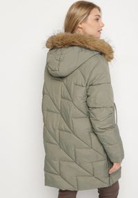 Born2be - Jasnozielona Pikowana Kurtka z Kapturem z Futerkiem Ruvite. Typ kołnierza: kaptur. Kolekcja: plus size. Kolor: zielony. Materiał: futro #7