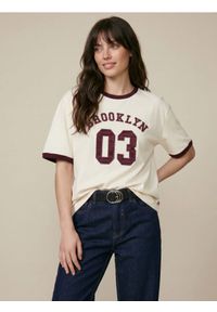Sinsay - Bawełniana koszulka z haftowanym napisem Brooklyn - kremowy. Kolor: kremowy. Materiał: bawełna. Wzór: haft, napisy #1