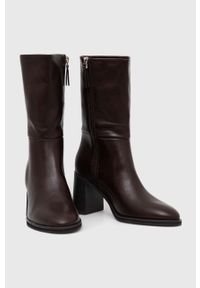 Answear Lab botki damskie kolor brązowy na słupku. Nosek buta: okrągły. Kolor: brązowy. Obcas: na słupku. Styl: wakacyjny. Wysokość obcasa: średni #4