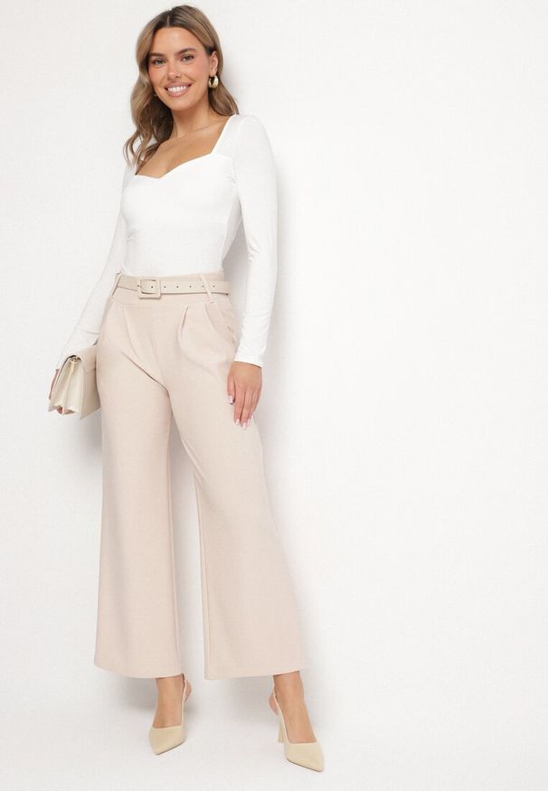 Born2be - Beżowe Spodnie Garniturowe z Wysokim Stanem Gumką w Pasie i Dodatkowym Paskiem Fariatta. Okazja: na spotkanie biznesowe, do pracy, na co dzień. Stan: podwyższony. Kolor: beżowy. Styl: elegancki, casual, klasyczny, biznesowy
