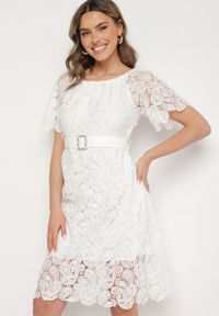 Born2be - Biała Koronkowa Sukienka z Bawełną Ozdobiona Paskiem z Perełkami i Cyrkoniami Nerevin. Okazja: na imprezę, na co dzień. Kolor: biały. Materiał: koronka, bawełna. Wzór: aplikacja. Typ sukienki: proste. Styl: casual, klasyczny #2