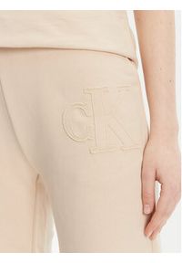 Calvin Klein Jeans Spodnie dresowe J20J225355 Beżowy Regular Fit. Kolor: beżowy. Materiał: bawełna