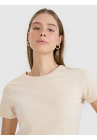 4f - 4F T-shirt slim gładki damski - beżowy M. Okazja: na co dzień. Typ kołnierza: dekolt w serek. Kolor: beżowy. Materiał: dzianina, bawełna, jersey, materiał, skóra, elastan. Długość rękawa: krótki rękaw. Długość: krótkie. Wzór: gładki. Styl: klasyczny, sportowy, casual