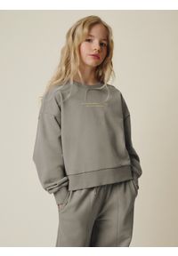 4f - 4F Bluza dresowa loose bez kaptura dziewczęca - beżowa 158/164 (12-14 lat). Okazja: na spacer, na co dzień, na uczelnię. Typ kołnierza: bez kaptura. Kolor: beżowy. Materiał: dresówka. Sezon: lato. Styl: casual #1