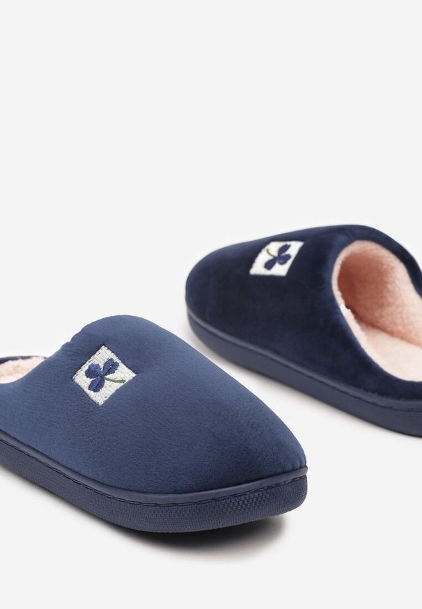 Renee - Granatowe Kapcie Vices z Weluru na Płaskiej Podeszwie Cellia. Okazja: na co dzień. Kolor: niebieski. Materiał: welur. Wzór: aplikacja. Obcas: na płaskiej podeszwie. Styl: casual, elegancki