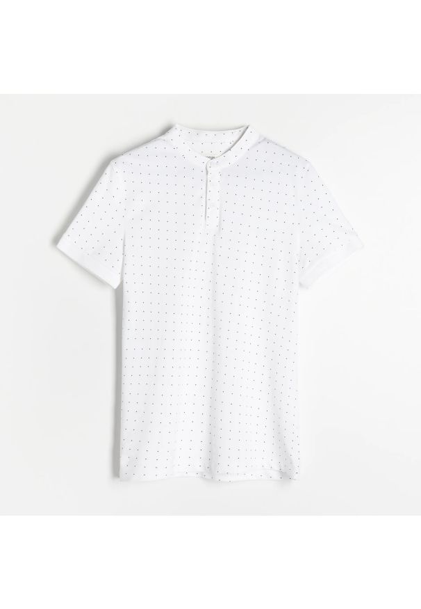 Reserved - Koszulka polo o fasonie slim - Biały. Typ kołnierza: polo. Kolor: biały