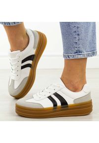 Białe sneakersy damskie Jezzi News 6769. Okazja: na co dzień, na spacer. Zapięcie: sznurówki. Kolor: biały. Materiał: skóra. Szerokość cholewki: normalna. Sezon: wiosna, jesień, lato. Obcas: na platformie. Sport: turystyka piesza