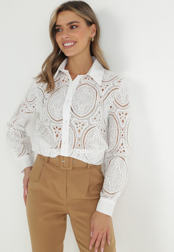 Born2be - Biała Koszula Koronkowa Coillie. Kolor: biały. Materiał: koronka. Długość rękawa: długi rękaw. Długość: długie. Styl: klasyczny