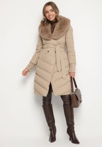 Born2be - Beżowa Elegancka Kurtka z Pikowanymi Przeszyciami i Futrzanym Kołnierzem Gallea. Okazja: na co dzień, na spacer. Kolor: beżowy. Materiał: futro. Sezon: zima. Styl: elegancki #4