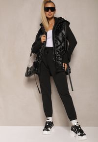 Renee - Czarny Komplet Dresowy z Domieszką Bawełny Pikowana Bluza z Kapturem i Joggery Evathira. Kolor: czarny. Materiał: bawełna, dresówka. Sport: turystyka piesza