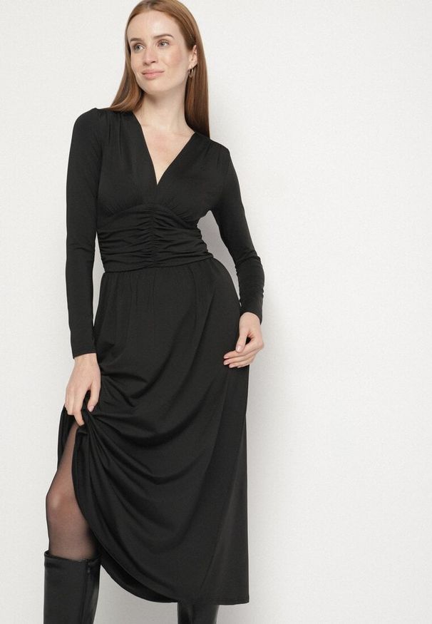 Born2be - Czarna Marszczona Sukienka Taliowana z Wiskozą z Dekoltem V i Długim Rękawem Emirie. Okazja: na spotkanie biznesowe, na co dzień. Typ kołnierza: dekolt w kształcie V. Kolor: czarny. Materiał: wiskoza. Długość rękawa: długi rękaw. Styl: casual, biznesowy