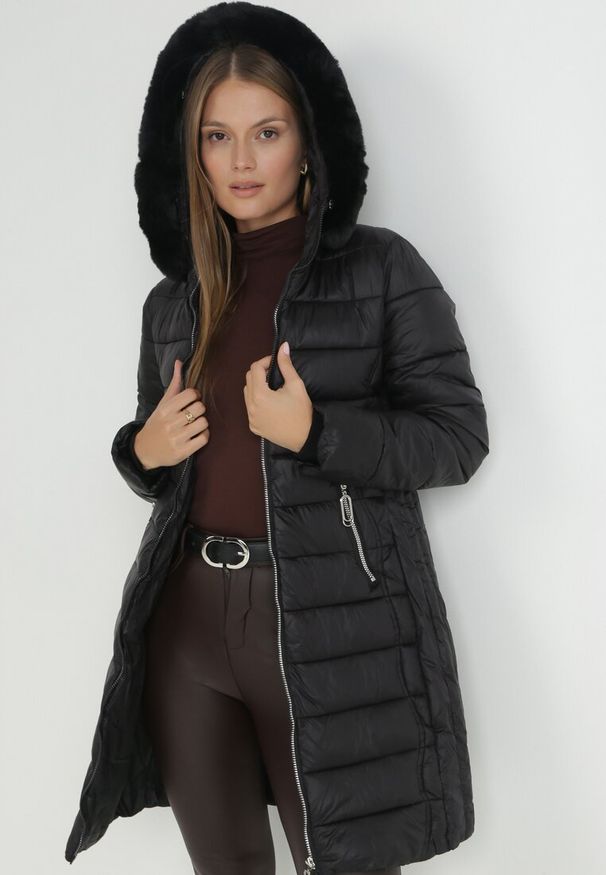 Born2be - Czarna Kurtka Długa Pikowana z Kapturem Yiloute. Typ kołnierza: kaptur. Kolor: czarny. Materiał: futro. Długość: długie. Wzór: aplikacja. Sezon: zima, jesień