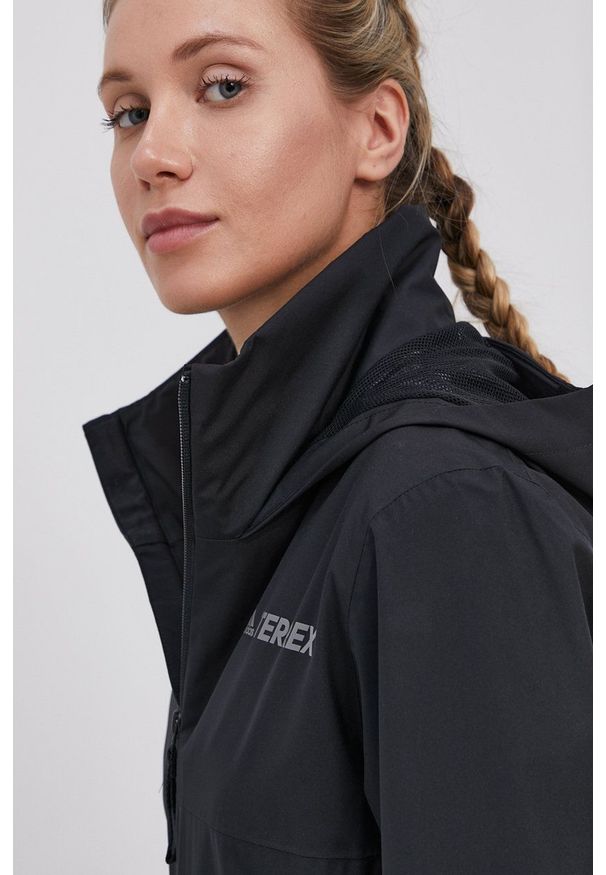 adidas Performance Kurtka damska kolor czarny przejściowa. Okazja: na co dzień. Typ kołnierza: kaptur. Kolor: czarny. Materiał: materiał. Styl: casual
