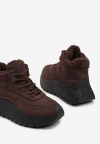 Born2be - Brązowe Sneakersy Śniegowce Vices na Grubej Podeszwie Ozdobione Futerkiem i Napisem Nelinena. Okazja: na co dzień. Kolor: brązowy. Materiał: futro. Wzór: aplikacja, napisy. Sport: golf