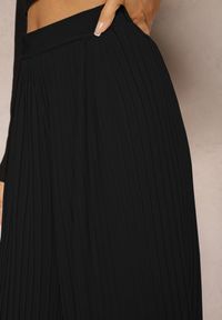 Renee - Czarne Szerokie Spodnie z Plisami High Waist Mirealli. Stan: podwyższony. Kolor: czarny
