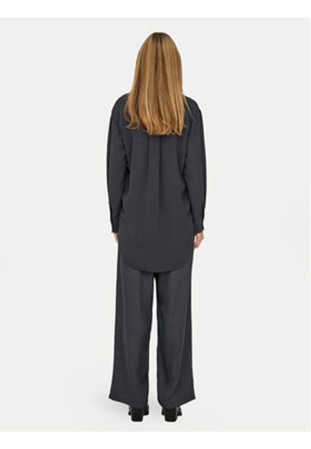 JDY Koszula Kenta 15268316 Czarny Regular Fit. Typ kołnierza: kołnierzyk klasyczny. Kolor: czarny. Materiał: syntetyk