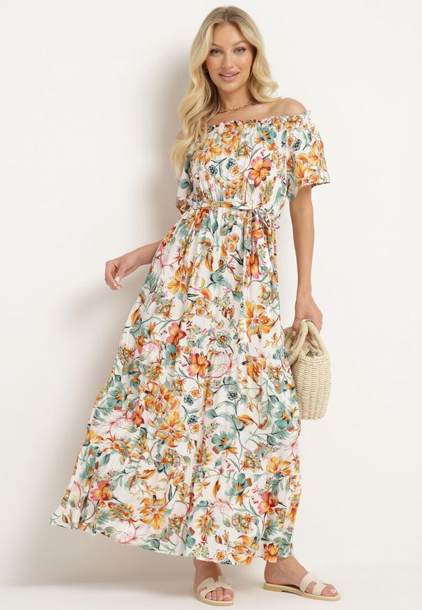 Born2be - Biało-Pomarańczowa Sukienka z Hiszpańskim Dekoltem z Wiązanym Paskiem w Kwiaty z Bawełny Rissanique. Okazja: na co dzień. Kolor: biały. Materiał: bawełna. Wzór: kwiaty. Sezon: lato. Typ sukienki: rozkloszowane. Styl: casual, elegancki