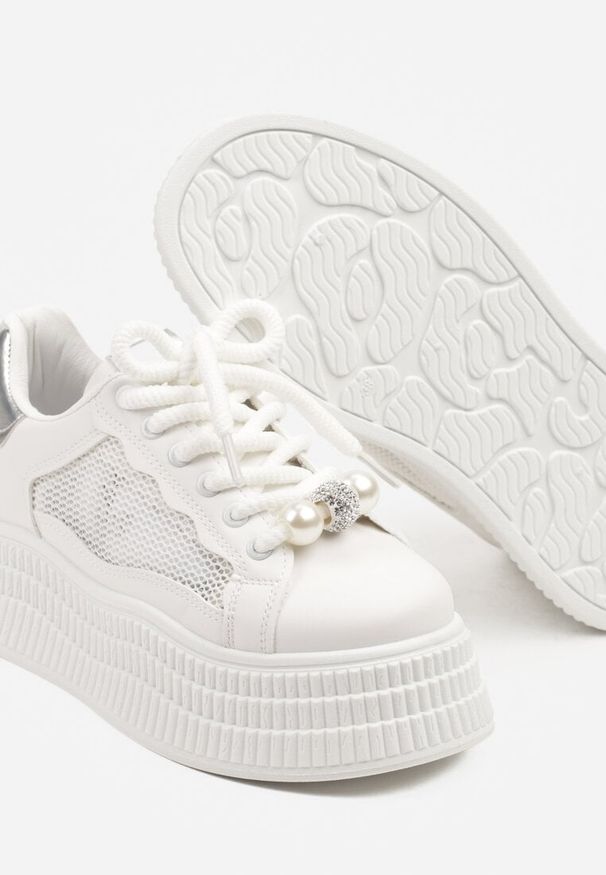 Born2be - Biało-Srebrne Sneakersy na Platformie z Transparentną Siateczką Perłami i Cyrkoniami Aderiba. Okazja: na co dzień. Kolor: biały. Materiał: jeans. Wzór: aplikacja. Obcas: na platformie