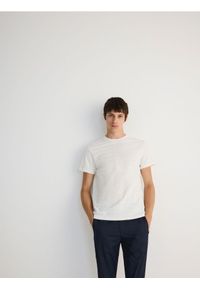 Reserved - T-shirt regular w paski - złamana biel. Materiał: dzianina, bawełna. Wzór: paski #1