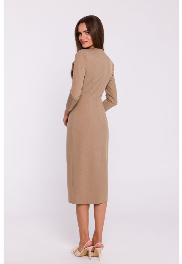 Stylove - Elegancka sukienka ołówkowa z dekoltem V beżowa. Okazja: na co dzień. Typ kołnierza: dekolt w kształcie V. Kolor: beżowy. Materiał: tkanina, elastan. Wzór: kwiaty. Typ sukienki: ołówkowe. Styl: elegancki. Długość: midi