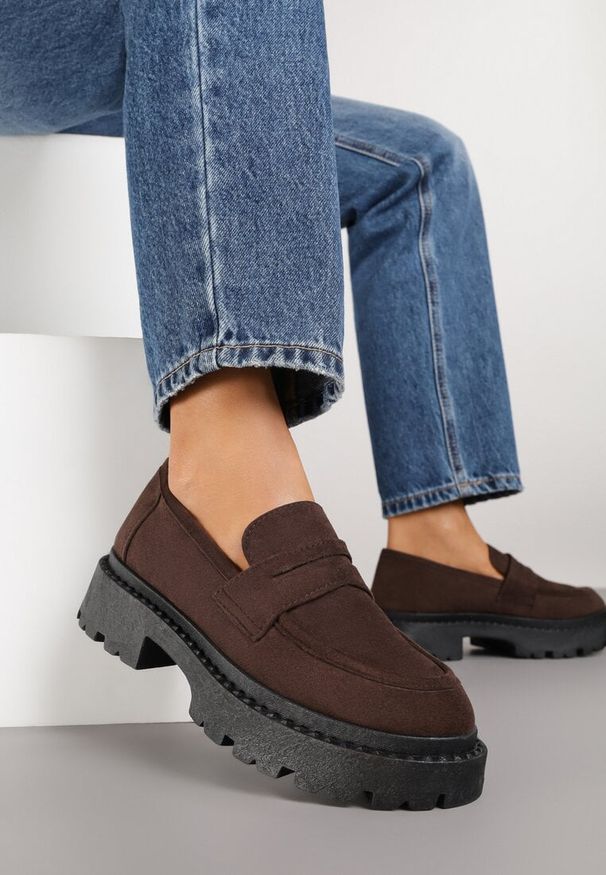 Renee - Brązowe Wsuwane Mokasyny Vices na Platformie Dionela. Okazja: na co dzień. Zapięcie: bez zapięcia. Kolor: brązowy. Materiał: jeans, koronka. Sezon: jesień. Obcas: na platformie. Styl: klasyczny, casual