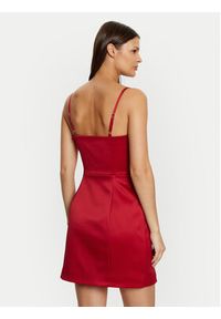 Guess Sukienka koktajlowa W5RK42 WH0M2 Czerwony Slim Fit. Kolor: czerwony. Materiał: syntetyk. Styl: wizytowy #4