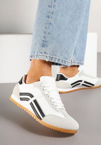 Born2be - Białe Sneakersy w Stylu Kultowych Tenisówek z Ozdobnymi Przeszyciami Vellexia. Okazja: na co dzień. Kolor: biały. Materiał: jeans, skóra. Obcas: na płaskiej podeszwie