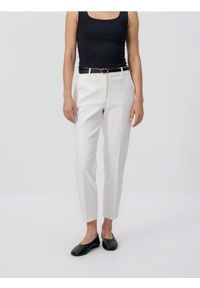Reserved - Spodnie cygaretki z paskiem - biały. Kolor: biały. Materiał: tkanina, bawełna