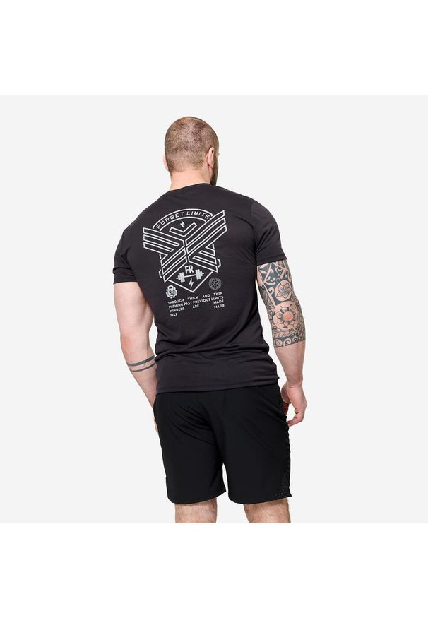 DOMYOS - Koszulka fitness męska Domyos slim krótki rękaw. Kolor: czarny. Materiał: wiskoza, poliester, materiał. Długość rękawa: krótki rękaw. Długość: krótkie. Sport: fitness