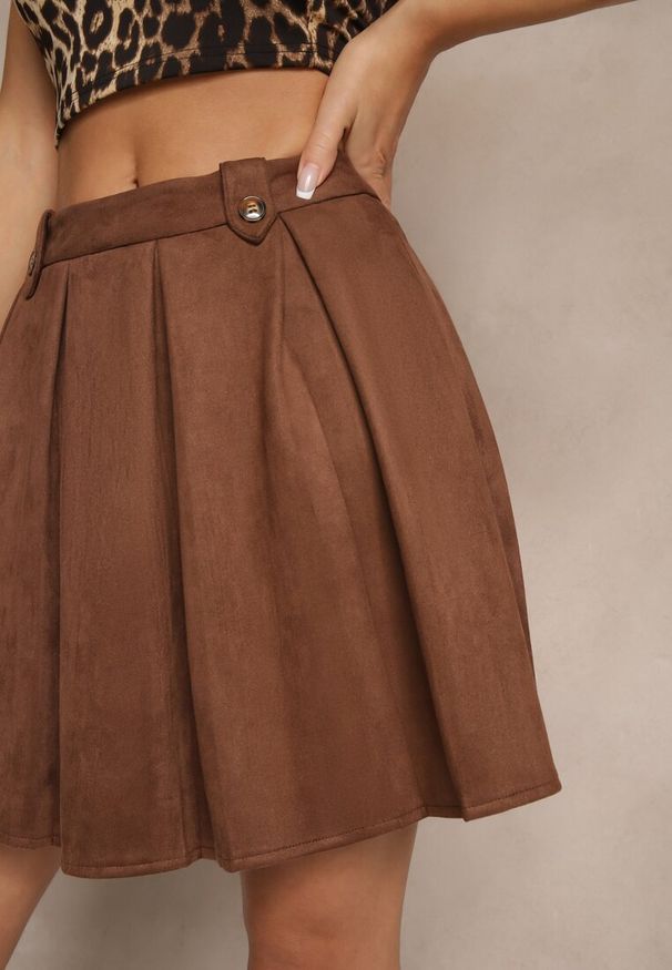 Renee - Brązowa Rozkloszowana Spódnica z Ekozamszu z Plisami w Stylu Preppy Sealia. Okazja: do pracy. Kolor: brązowy. Styl: wizytowy, klasyczny, elegancki