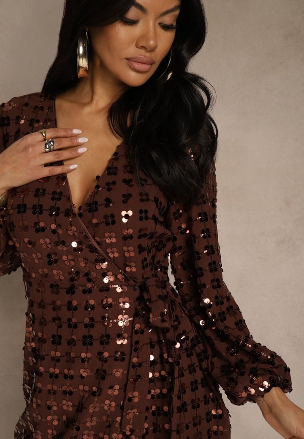 Renee - Brązowa Sukienka o Kopertowym Kroju z Wiązaniem i Cekinami Wedessa. Kolor: brązowy. Materiał: poliester. Wzór: aplikacja. Typ sukienki: kopertowe. Styl: elegancki