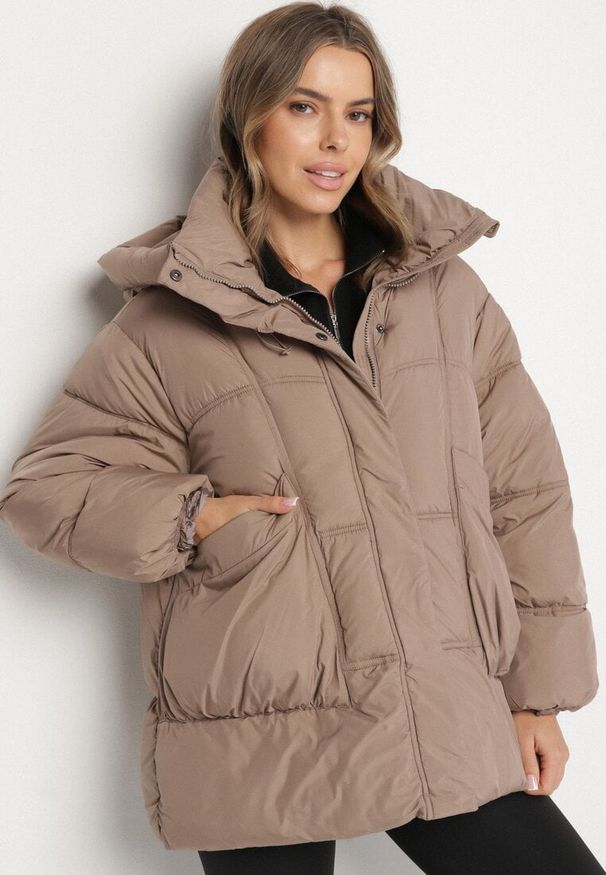 Born2be - Ciemnobeżowa Pikowana Kurtka o Kroju Oversize z Kapturem Galandia. Okazja: na spacer, na co dzień. Typ kołnierza: kaptur. Kolor: beżowy. Materiał: jeans, poliester. Styl: casual, elegancki