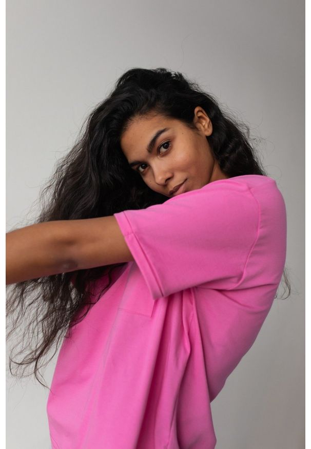 Marsala - T-shirt damski w kolorze intensywnego różu z kieszonką SPLIT NEON PINK BY MARSALA. Kolor: różowy. Materiał: jeans, bawełna. Długość rękawa: krótki rękaw. Długość: krótkie