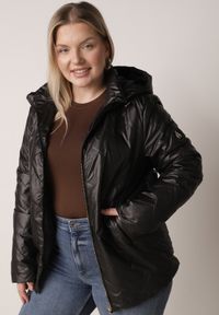 Born2be - Czarna Pikowana Kurtka Przejściowa o Prostym Kroju z Kapturem Vimoris. Okazja: na co dzień, na spacer. Typ kołnierza: kaptur. Kolekcja: plus size. Kolor: czarny. Materiał: jeans, poliester. Styl: casual, elegancki #4