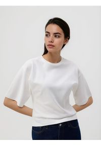 Reserved - Taliowany t-shirt - złamana biel. Materiał: dzianina, bawełna. Styl: klasyczny