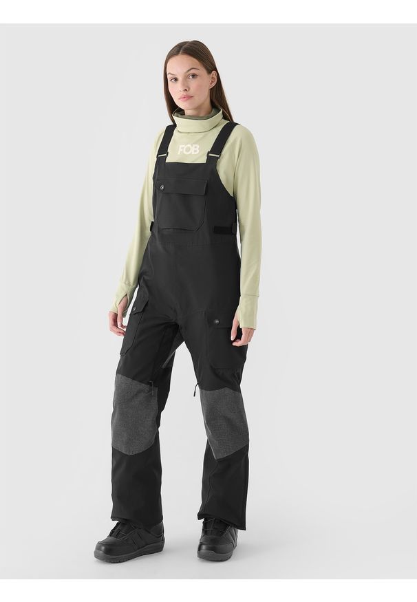 4f - 4F Spodnie snowboardowe z szelkami membrana 10000 damskie - czarne M. Kolor: czarny. Materiał: tkanina, poliester, dzianina, materiał. Wzór: gładki. Sezon: zima. Sport: snowboard