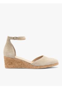 Ryłko - Welurowe czółenka na platformie. Nosek buta: okrągły. Zapięcie: pasek. Kolor: beżowy. Materiał: skóra. Szerokość cholewki: normalna. Obcas: na platformie. Styl: street #1