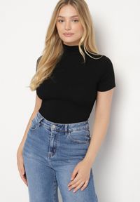 Born2be - Czarny Dopasowany T-shirt z Wiskozy z Golfem Isovera. Okazja: do pracy, na spotkanie biznesowe. Typ kołnierza: golf. Kolor: czarny. Materiał: wiskoza. Długość rękawa: krótki rękaw. Długość: krótkie. Wzór: aplikacja. Styl: elegancki, biznesowy