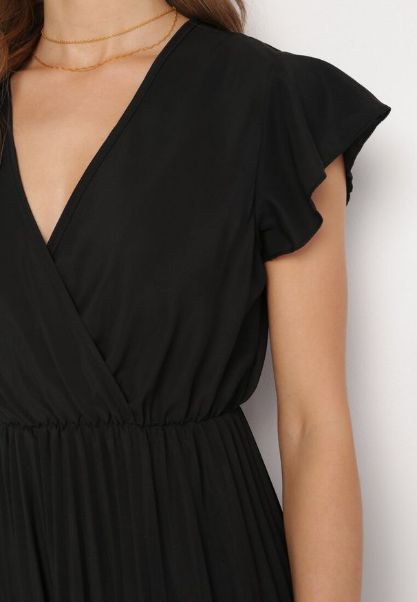 Born2be - Czarna Sukienka Maxi Plisowana z Kopertową Górą Rozkloszowany Fason Anelea. Okazja: na randkę, na imprezę. Kolor: czarny. Typ sukienki: kopertowe, rozkloszowane. Długość: maxi