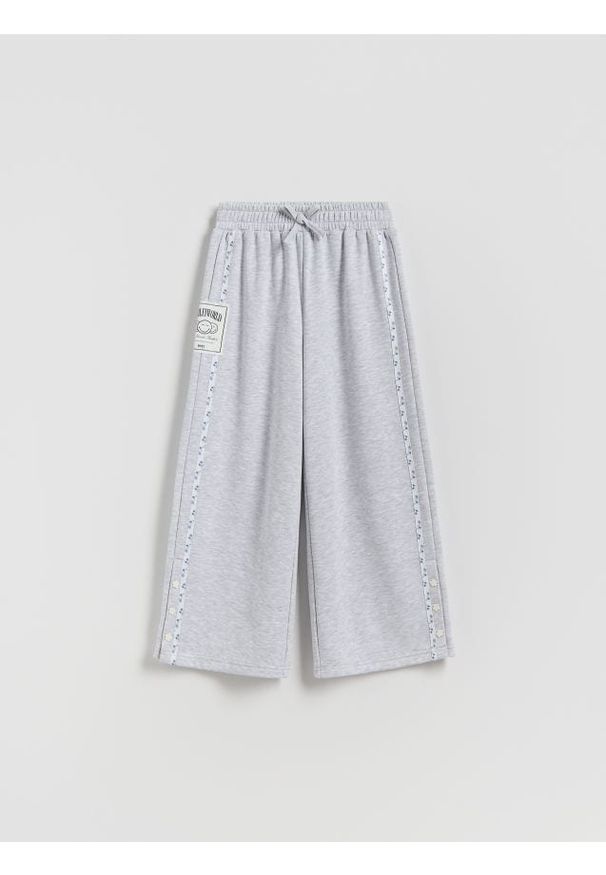 Reserved - Spodnie dresowe SmileyWorld® - jasnoszary. Kolor: szary. Materiał: dresówka
