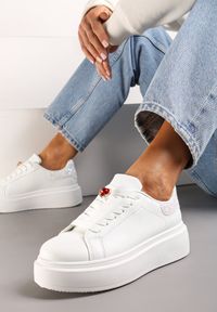 Renee - Białe Sneakersy z Brokatową Wstawką i Cyrkonią przy Sznurówkach Wineta. Kolor: biały #1