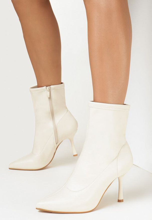 Born2be - Beżowe Botki na Szpilce z Dopasowaną Cholewką Viku. Okazja: do pracy, na spotkanie biznesowe. Kolor: beżowy. Materiał: koronka. Szerokość cholewki: normalna. Wzór: aplikacja. Obcas: na szpilce. Styl: biznesowy, klasyczny, elegancki. Wysokość obcasa: średni