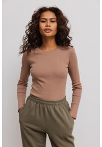 Marsala - Dopasowany top z prążkowanej dzianiny w kolorze MOCCA - MOODY-L. Materiał: prążkowany, dzianina. Długość rękawa: długi rękaw. Długość: długie