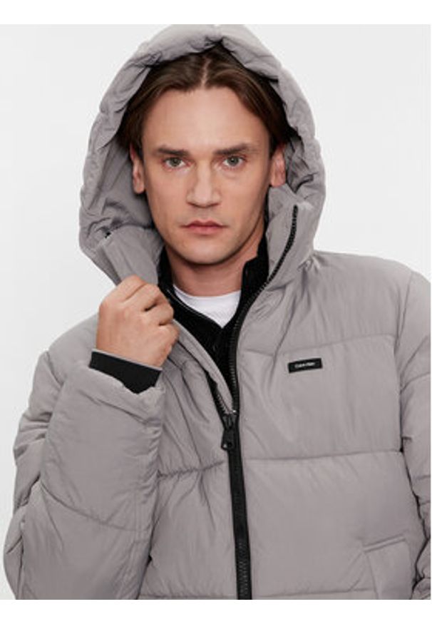 Calvin Klein Kurtka zimowa Crinkle K10K110336 Szary Regular Fit. Kolor: szary. Materiał: syntetyk. Sezon: zima