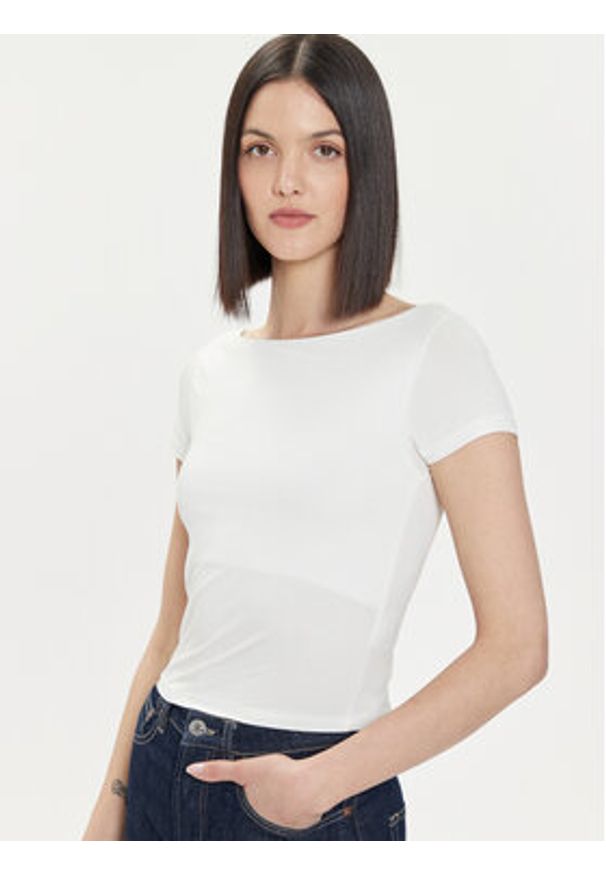 Gina Tricot T-Shirt 21319 Biały Slim Fit. Kolor: biały. Materiał: wiskoza