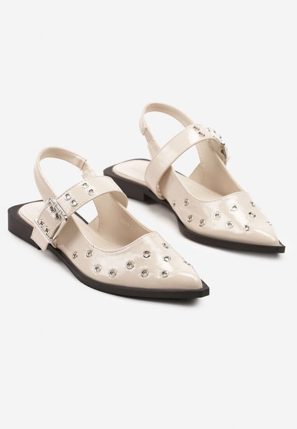 Renee - Beżowe Lakierowane Sandały Ozdobione Metalicznymi Detalami Saniora. Kolor: beżowy. Materiał: lakier. Wzór: aplikacja