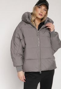 Born2be - Szara Pikowana Kurtka o Kroju Oversize z Kapturem Mevisana. Okazja: na spacer. Typ kołnierza: kaptur. Kolor: szary. Materiał: dzianina, jeans, poliester. Sezon: zima, jesień #1