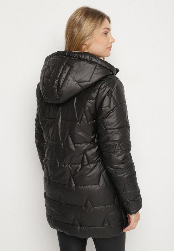 Born2be - Czarna Pikowana Kurtka o Prostym Kroju z Kapturem Nileria. Okazja: na spotkanie biznesowe, do pracy, na co dzień. Typ kołnierza: kaptur. Kolekcja: plus size. Kolor: czarny. Materiał: poliester, jeans, dzianina. Styl: casual, biznesowy